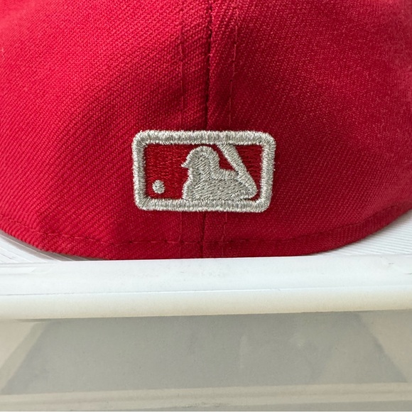 Red and Chrome fitted Yankee hat. - Picture 4 of 5